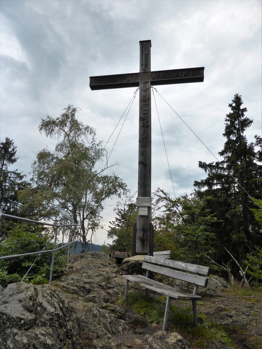 Gipfelkreuz auf dem 965 Meter hohen Hennenkobel im Bayerischen Wald