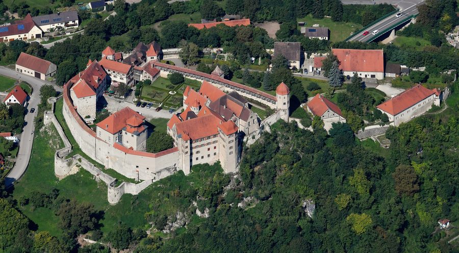 Luftaufnahme der Burg Harburg aus südöstlicher Richtung