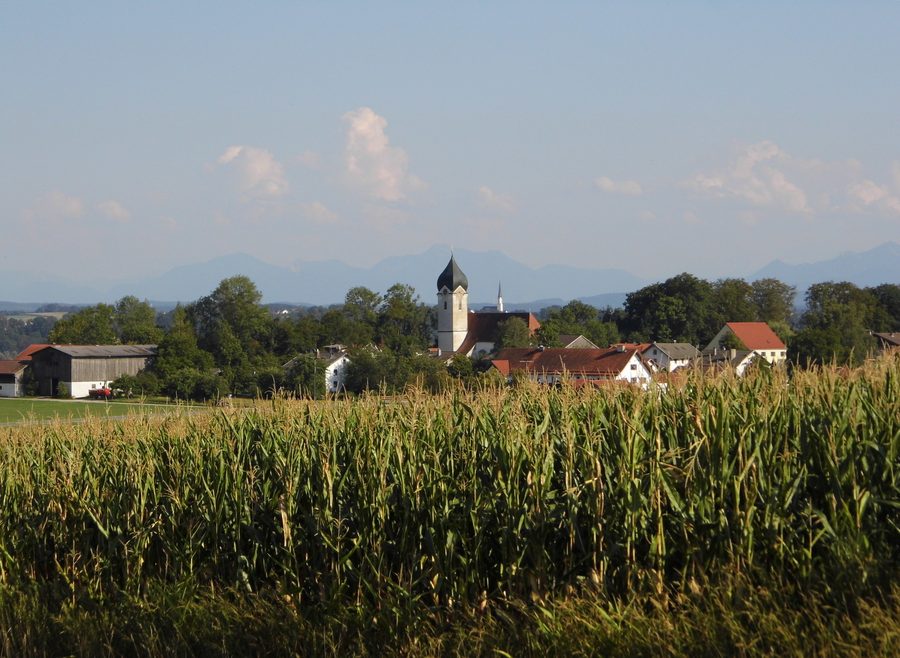 Ramerberg mit der Kirche St. Leonhard und ihrem Kirchturm