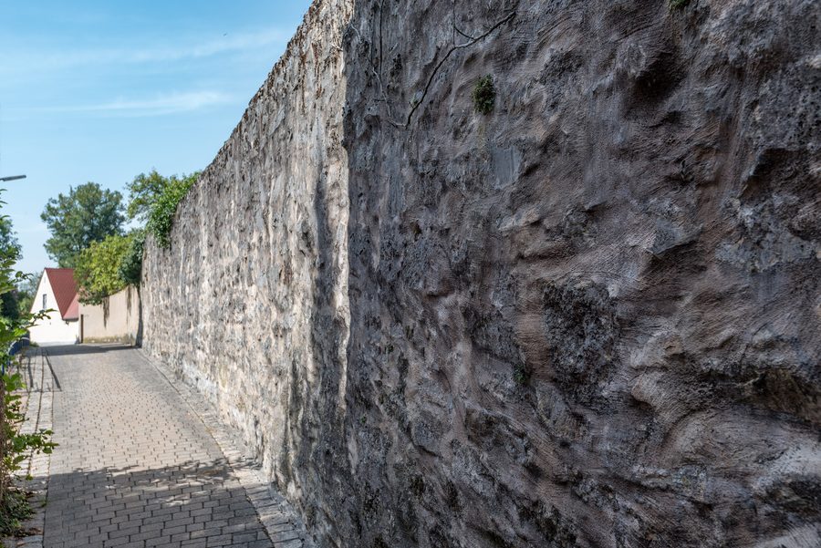 Historische Stadtmauer von Wemding am Rennerring westlich des Baronturms