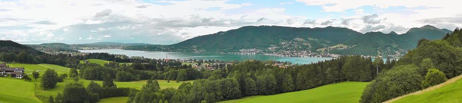 Panorama des Tegernsees von Bad Wiessee mit Ufer und Voralpenlandschaft