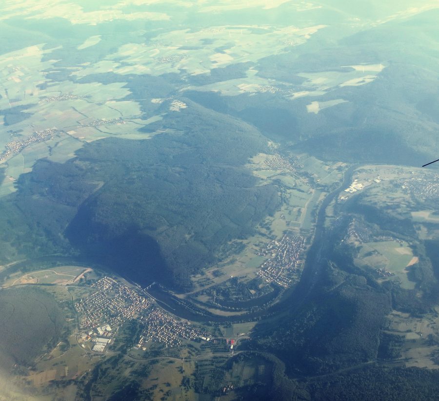 Luftaufnahme von Faulbach am Main mit dem Flusslauf und Dorfprozelten im Hintergrund