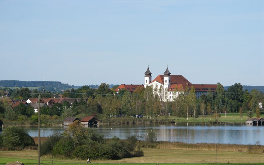 Kloster Schlehdorf mit dem Kochelsee im Hintergrund