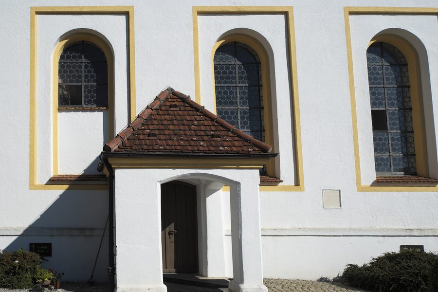 Südseite der katholischen Filialkirche St. Pankratius in Ramsach bei Penzing