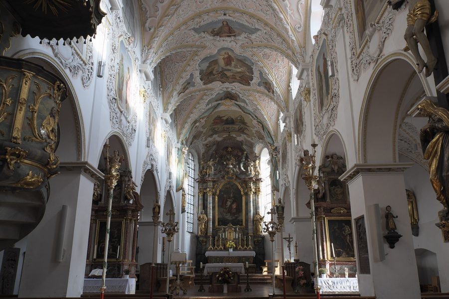 Innenraum der Pfarrkirche St. Zeno in Isen im Landkreis Erding