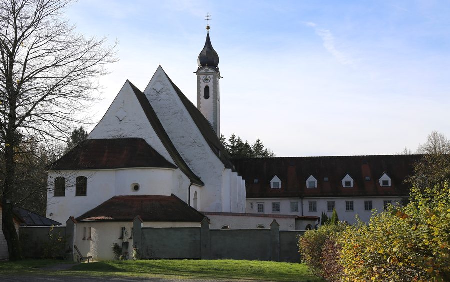 Außenansicht der Klosterkirche St. Peter und Paul in Altenhohenau bei Griesstätt