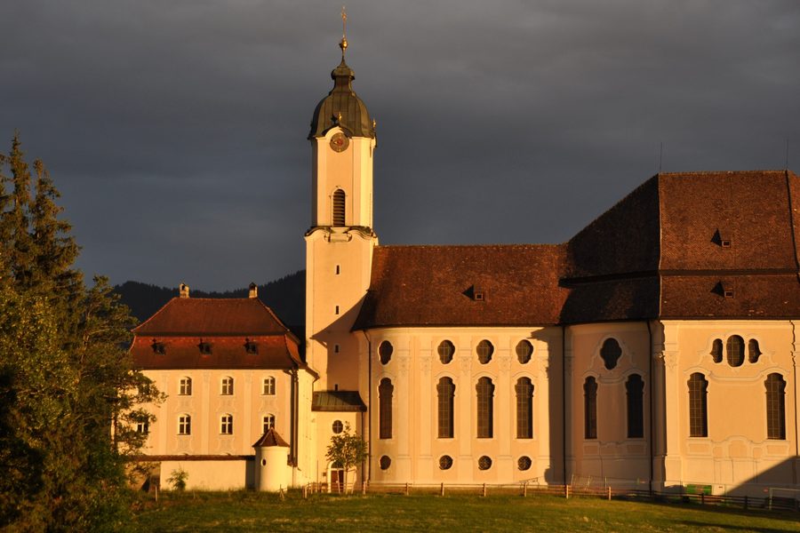 Wieskirche in Wies bei Steingaden im Abendlicht