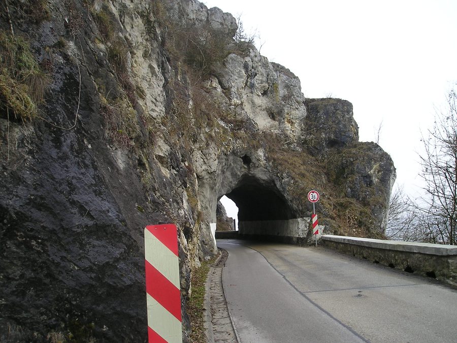 Straße zur Burgruine Wellheim mit Tunnel im Landkreis Eichstätt