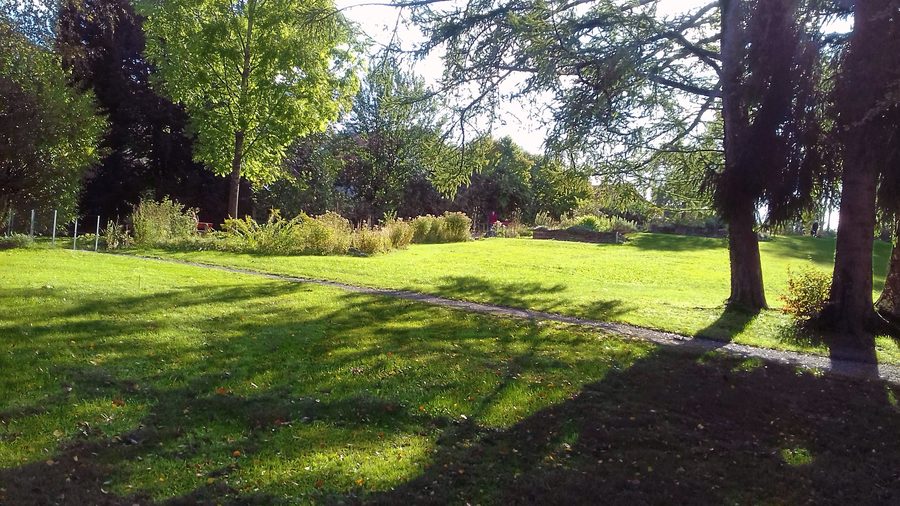 Kräuter-Erlebnis-Park in Bad Heilbrunn mit bepflanzten Gartenflächen