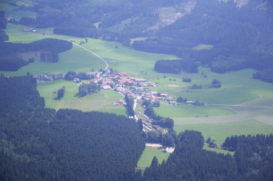 Landschaft und Siedlung bei Brandten in der Gemeinde Langdorf, Bayern