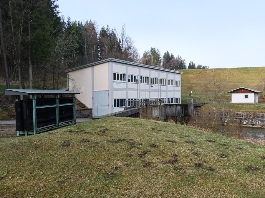 Wasserkraftwerk Haslach am Ausfluss der Wertach aus dem Grüntensee bei Oy-Mittelberg