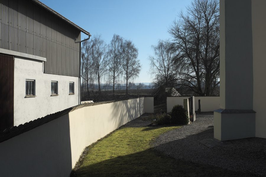 Friedhof an der katholischen Filialkirche Hl. Kreuzauffindung und St. Helena in Orthofen bei Sulzemoos