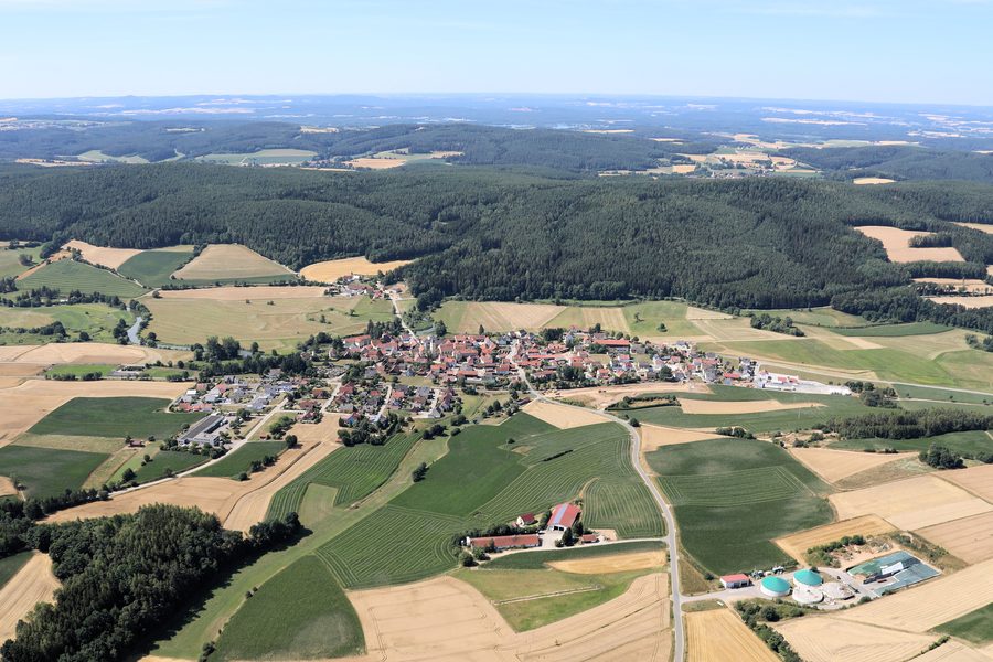 Altendorf im Landkreis Schwandorf mit Murglhof im Hintergrund