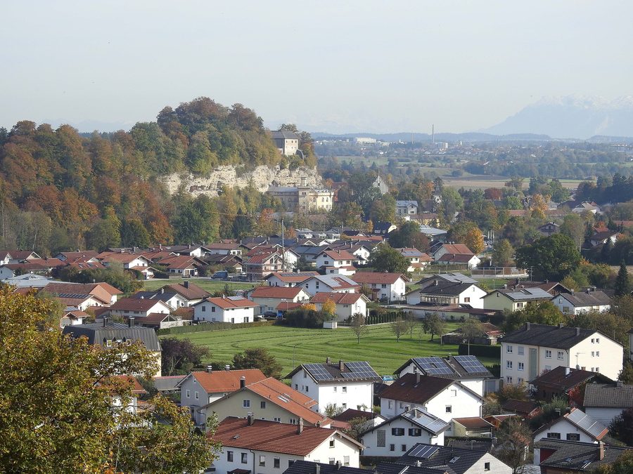 Schloss Stein mit Felsenburg in Stein an der Traun bei Traunreut
