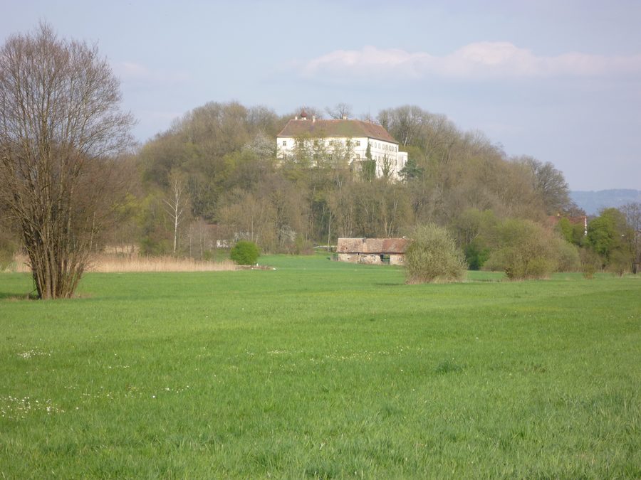 Blick auf die Schlossanlage Offenberg am Schlossberg in Offenberg im Landkreis Deggendorf