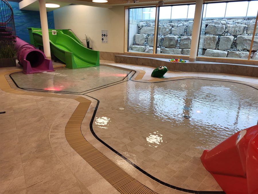 Kinderbecken mit zwei Rutschen in der Thermelino Wasserwelt der Therme Obernsees