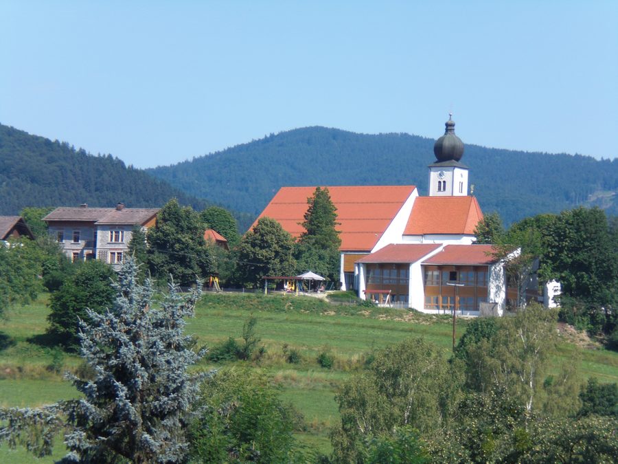 Pfarrkirche St. Andreas mit Pfarrhaus und Kindergarten in Grafling