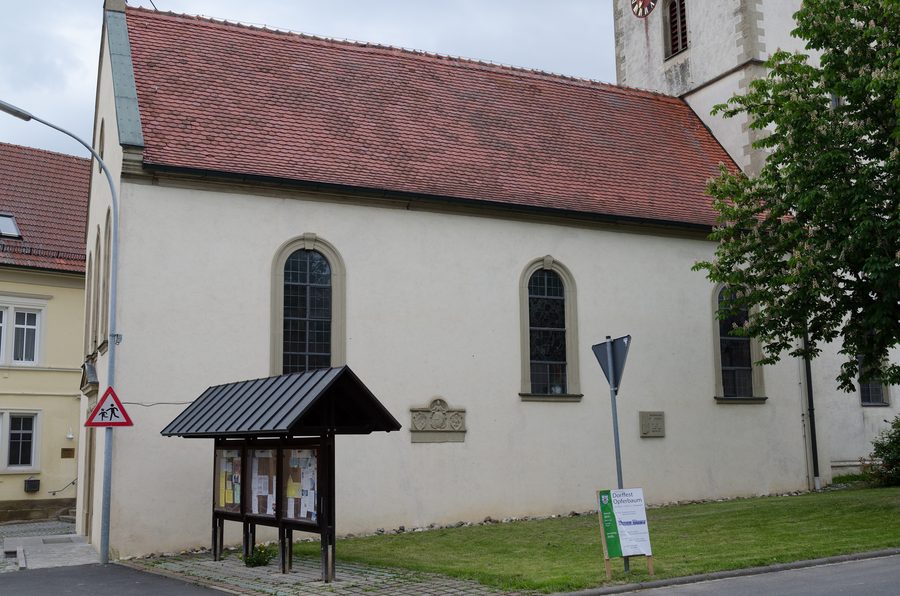 Außenansicht der Kirche St. Wolfgang in Hausen bei Würzburg
