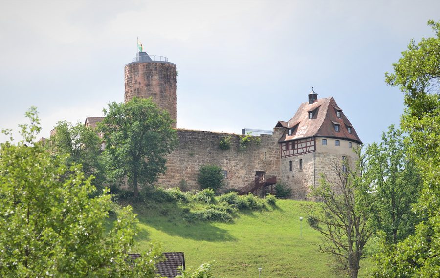 Burg Thann über dem Schwarzachtal