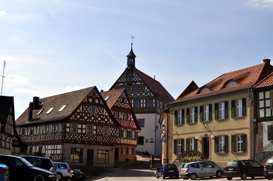 Historischer Marktplatz von Burgkunstadt mit Rathaus, Schustermuseum und Fachwerkhäusern
