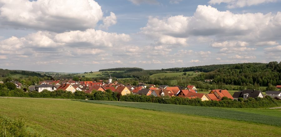 Panorama von Rauhenebrach im Steigerwald mit bewaldeten Höhenzügen und offenen Landschaftsflächen