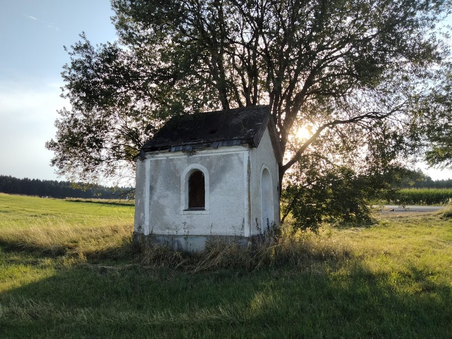Denkmalgeschützte Denken-Kapelle in Nußdorf im Chiemgau von Südosten