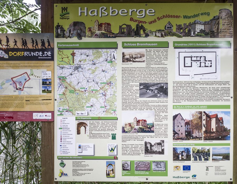 Informationstafel zum Burgen- und Schlösser-Wanderweg beim Wasserschloss Brennhausen