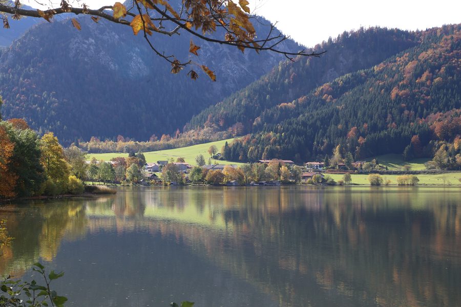Blick über den Schliersee auf Fischhausen vor einer voralpinen Landschaft