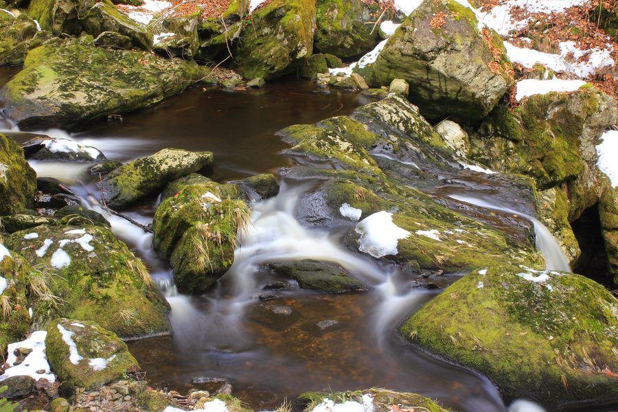 Felsige Steinklamm bei Spiegelau mit Bachlauf und Wald