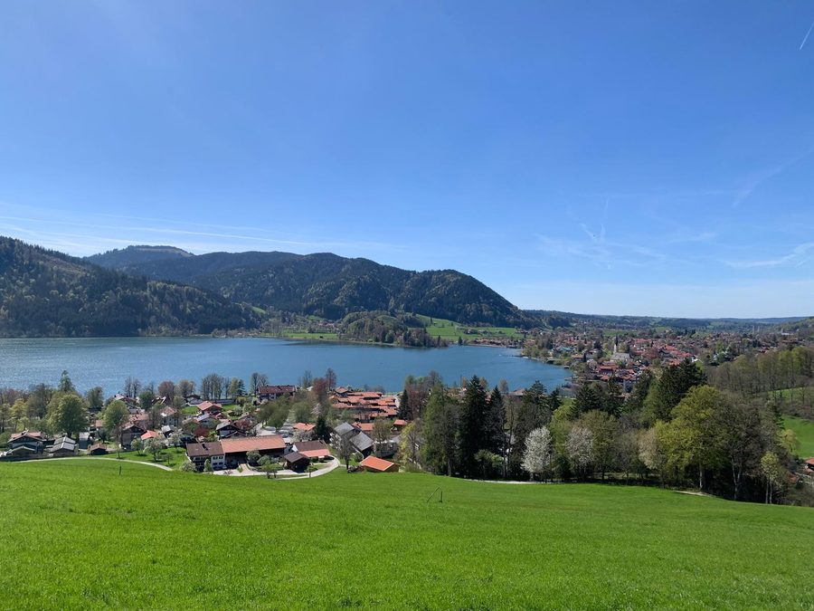 Blick auf den Schliersee und die umliegende Landschaft in Bayern