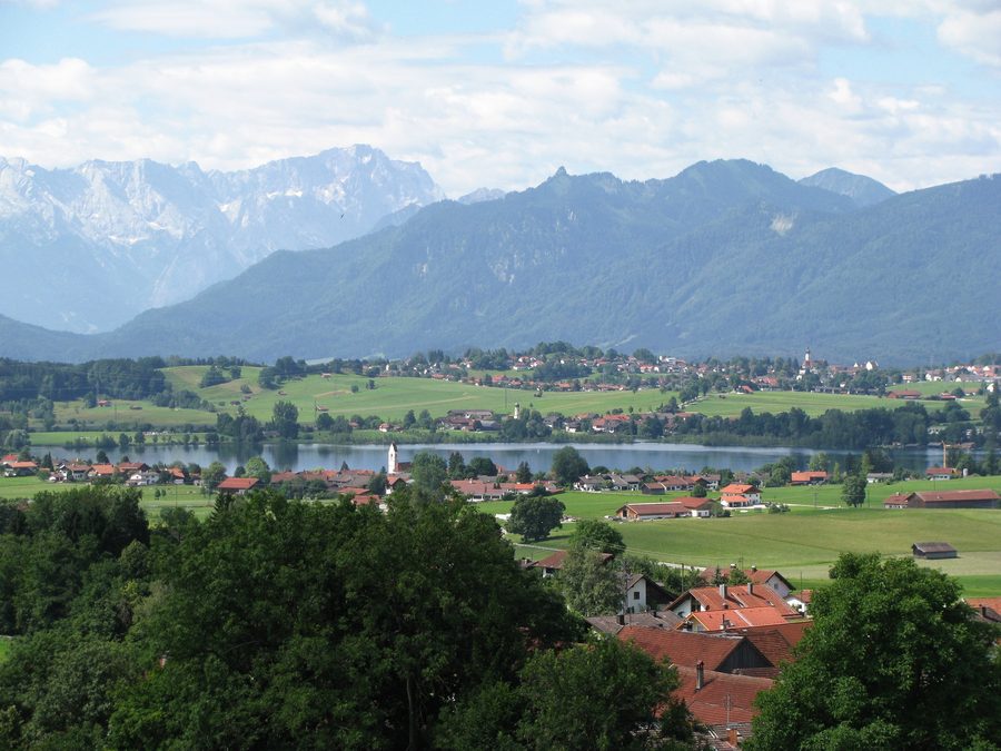 Riegsee (Ort) und Riegsee mit Froschhausen, Murnau und Bergen des Ammer- und Wettersteingebirges im Hintergrund