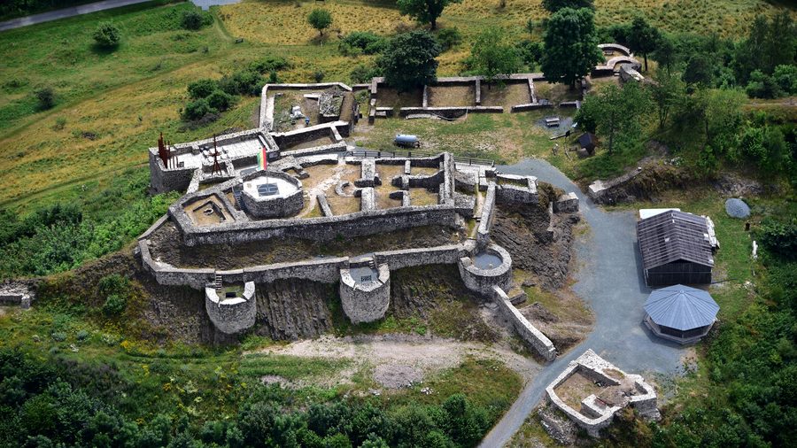 Luftaufnahme der Burgruine Waldeck in der Oberpfalz