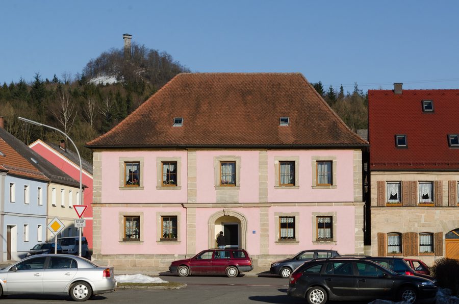 Historischer Marktplatz von Neustadt am Kulm mit traditionellen Ackerbürgerhäusern