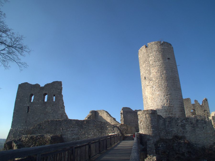 Burgruine Wolfstein auf einem bewaldeten Hügel bei Neumarkt in der Oberpfalz