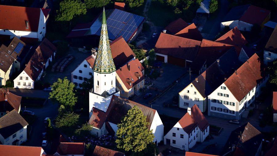 Luftaufnahme der evangelisch-lutherischen Pfarrkirche Sankt Wunibald in Meinheim