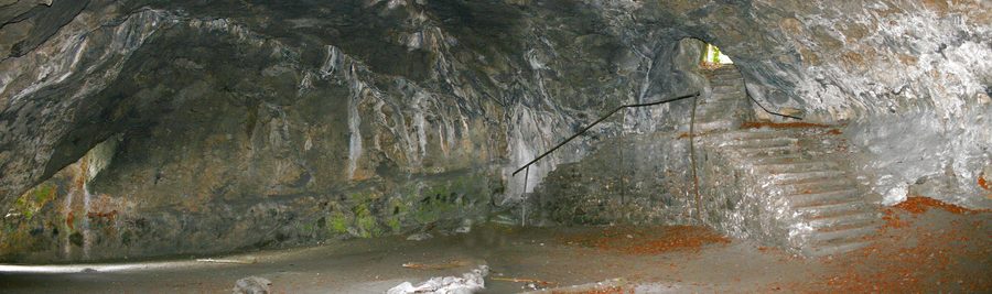 Felsiger Eingang der Räuberhöhle bei Nittendorf