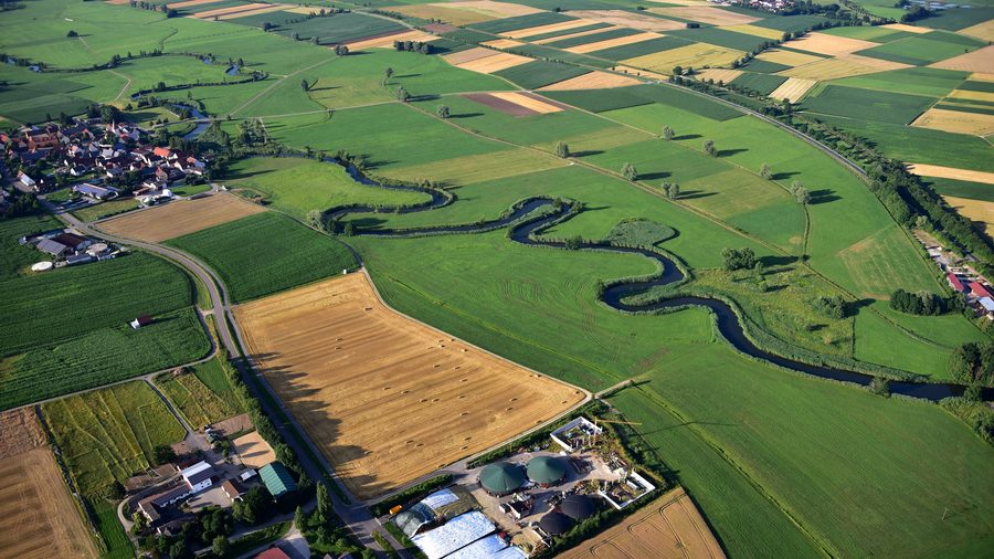 Luftaufnahme der Wörnitz nahe Lehmingen in einer grünen Landschaft
