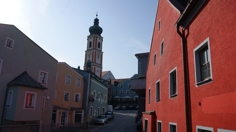 Altstadt von Roding im Landkreis Cham mit dem Turm der Stadtpfarrkirche St. Pankratius
