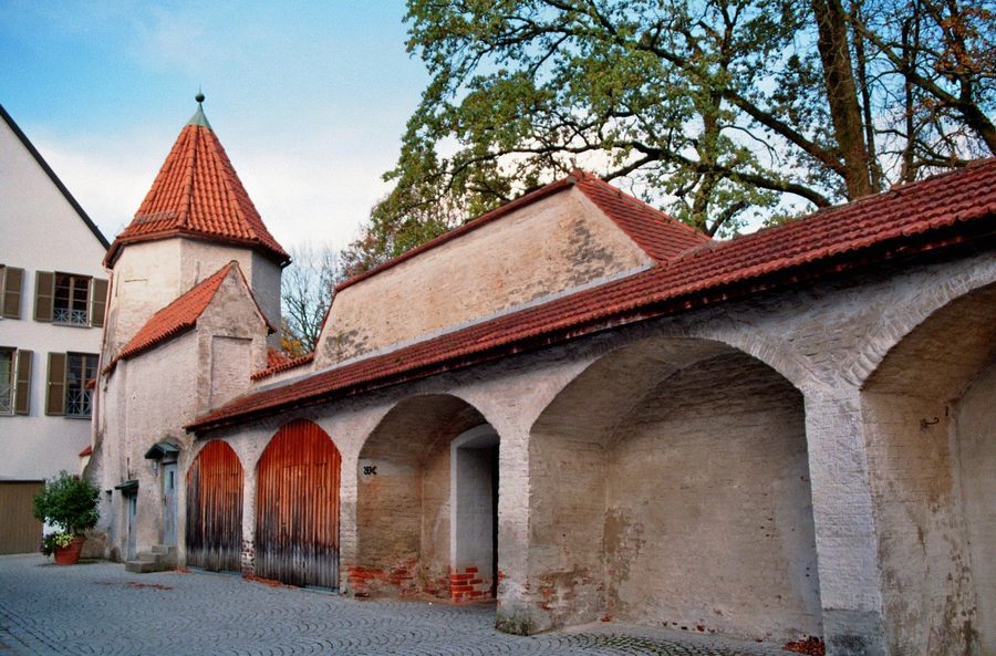 Historische Stadtmauer von Schrobenhausen an der Alten Schulgasse mit dem Karpfenturm
