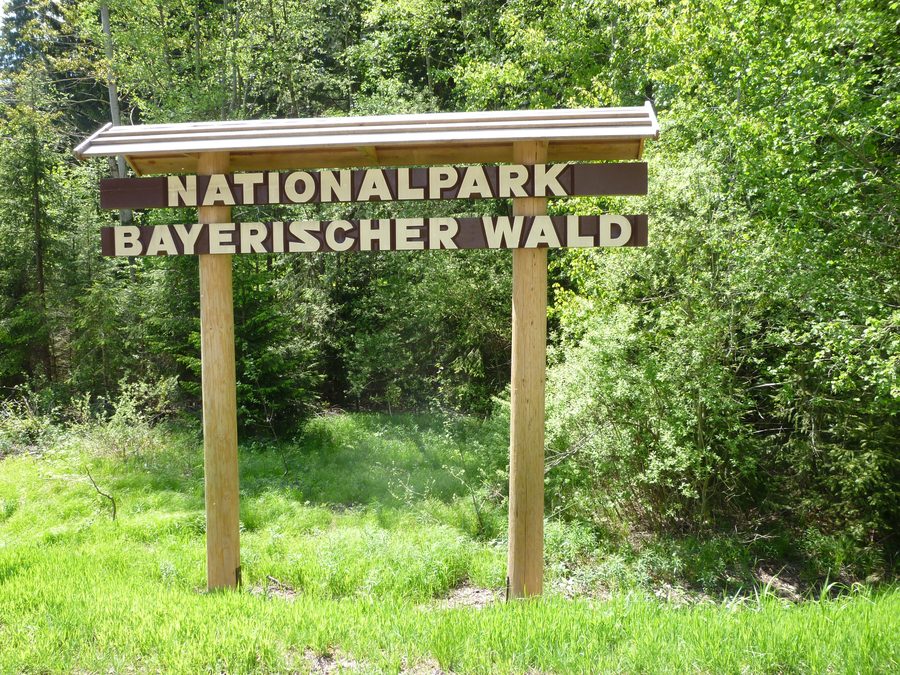 Nationalpark-Schild am Eingang des Nationalparks Bayerischer Wald westlich von Mauth