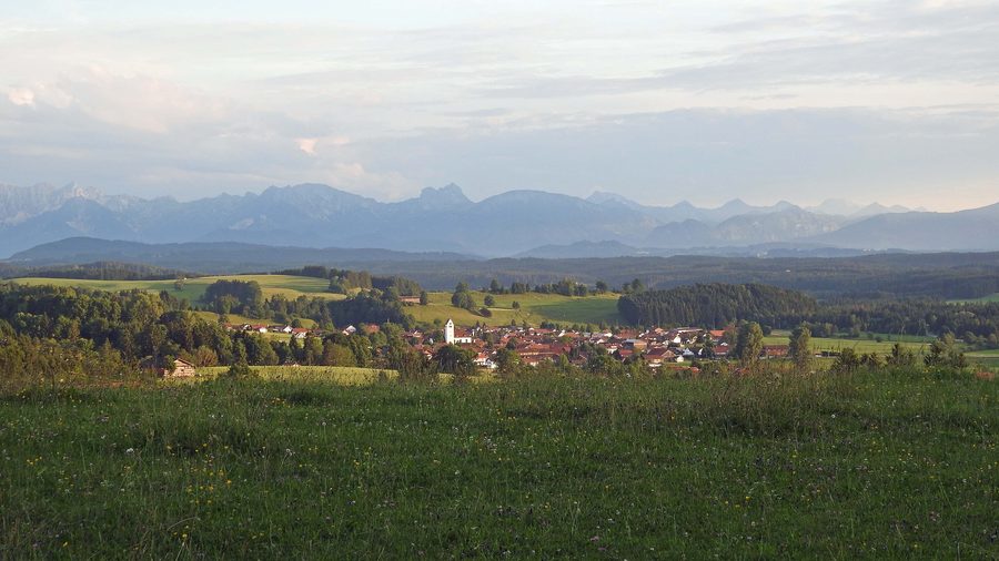 Stötten am Auerberg von Norden im Abendlicht