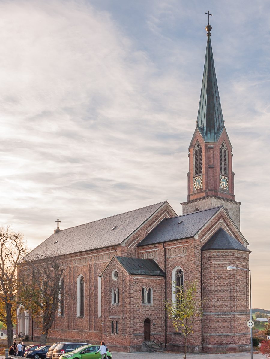 Außenansicht der Pfarrkirche St. Agatha in Kimratshofen von Nordosten