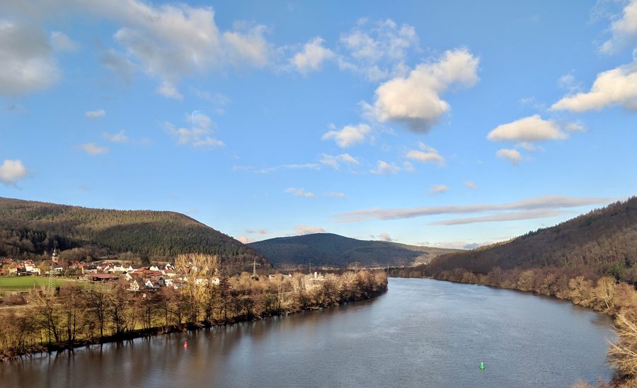Neuendorf in Unterfranken am Main, aufgenommen aus einem Zug