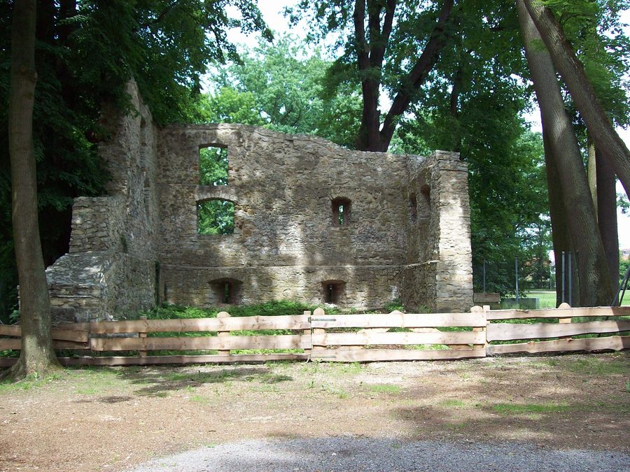 Burgruine im Stadtpark von Teublitz