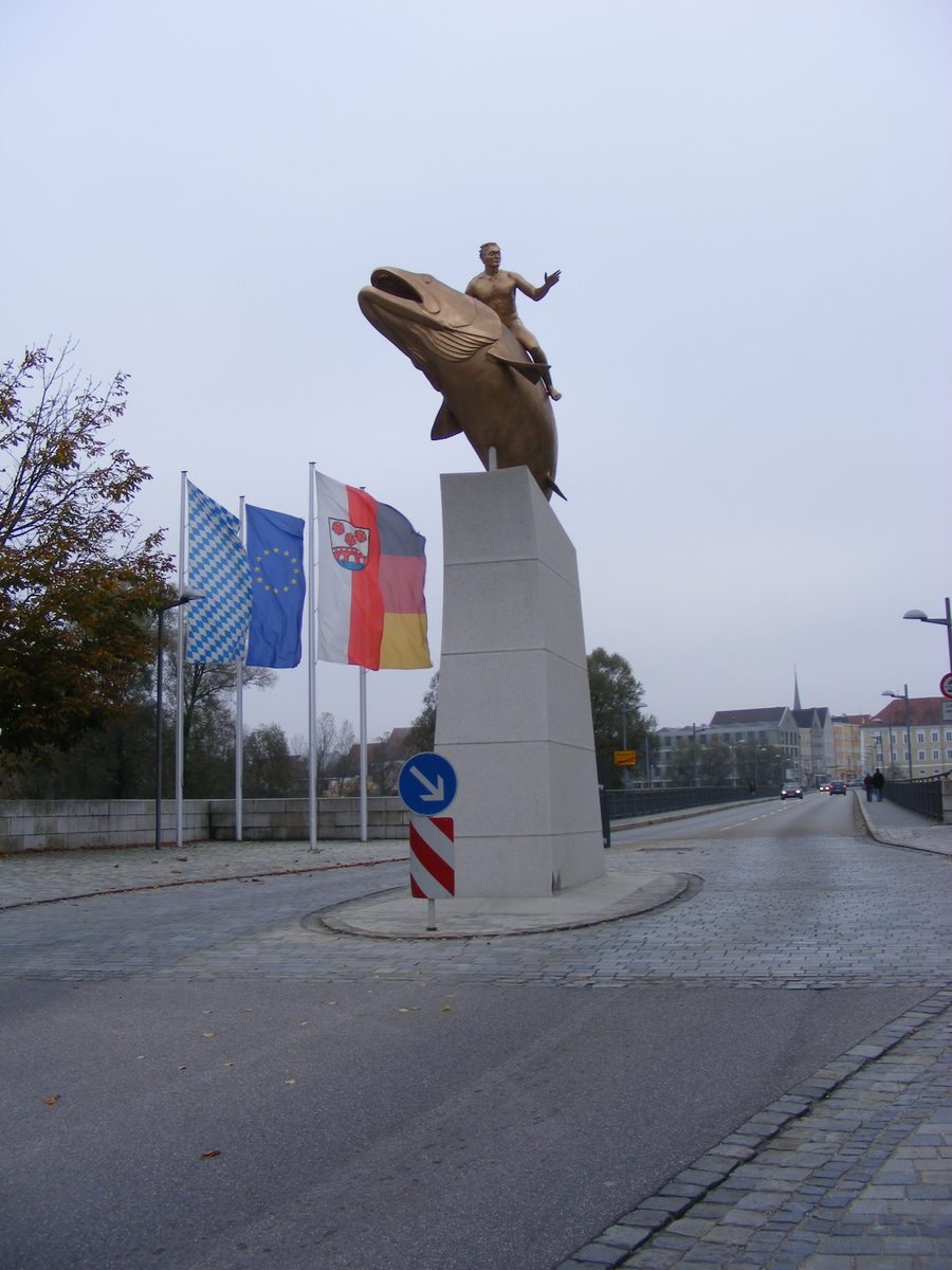 Skulptur vor der Innbrücke von Simbach am Inn nach Braunau am Inn
