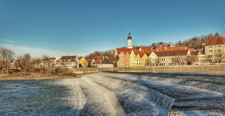 Lechwehr in Landsberg am Lech im Winter bei Sonnenschein