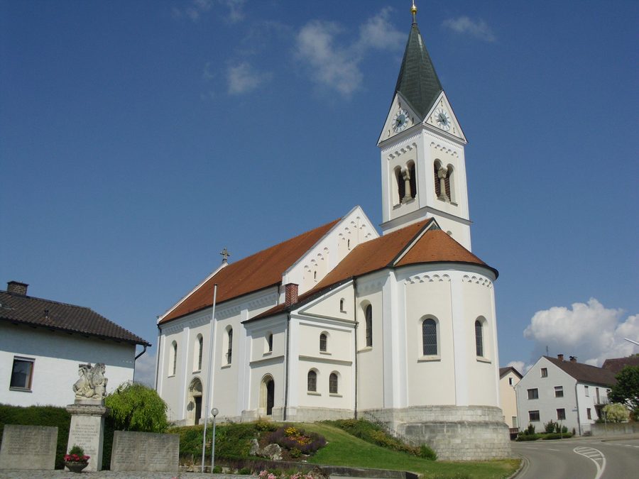 Pfarrkirche St. Georg in Oberdolling aus südöstlicher Sicht