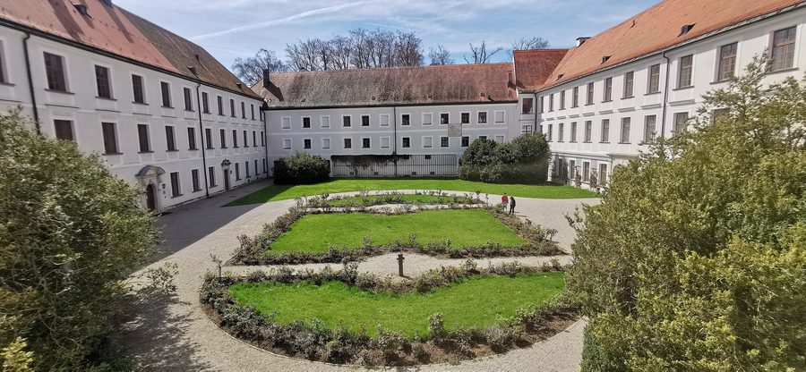 Innenhof des ehemaligen Augustiner-Chorherrenstifts auf Herrenchiemsee