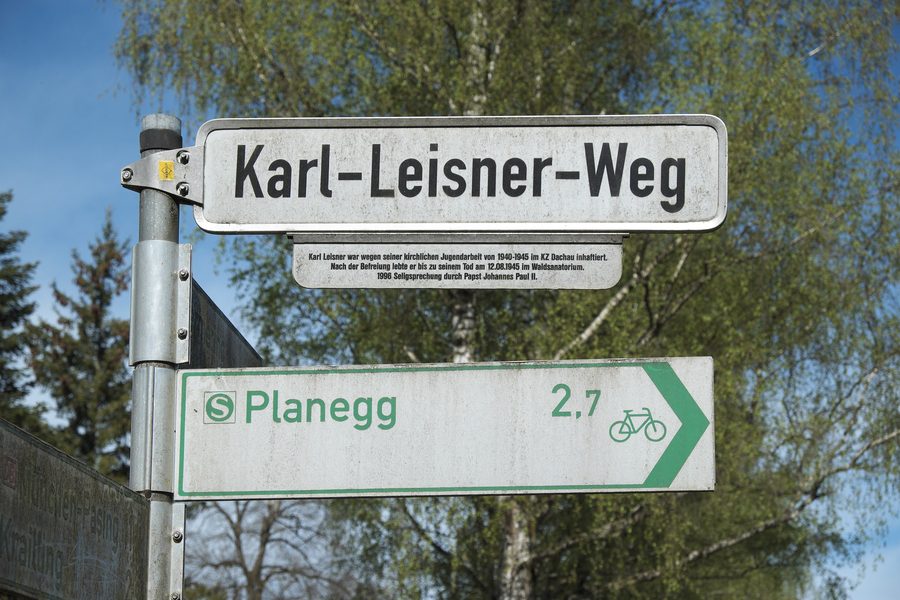 Straßenschild und Wegweiser beim Waldsanatorium in Krailling