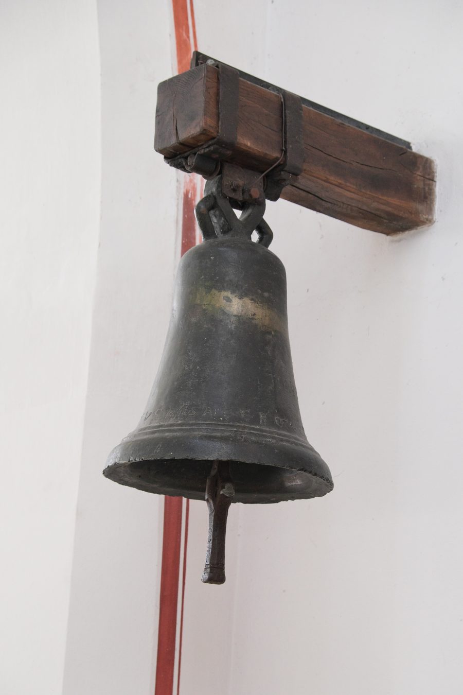 Arnoldusglocke aus dem 12. Jahrhundert in der St.-Vitus-Kirche in Gilching